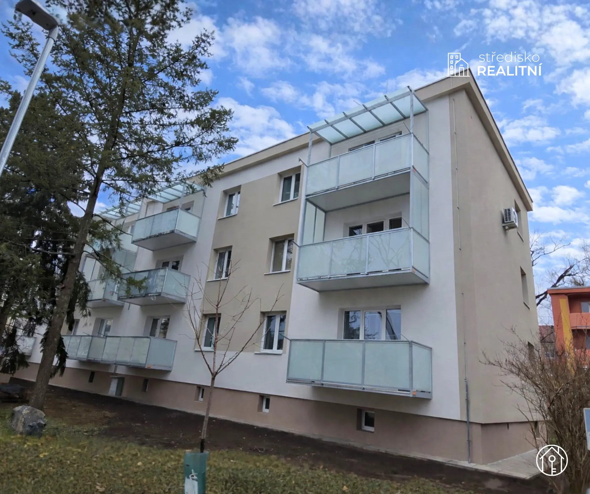 šikmý letecký pohled na dům a balkony před revitalizací.