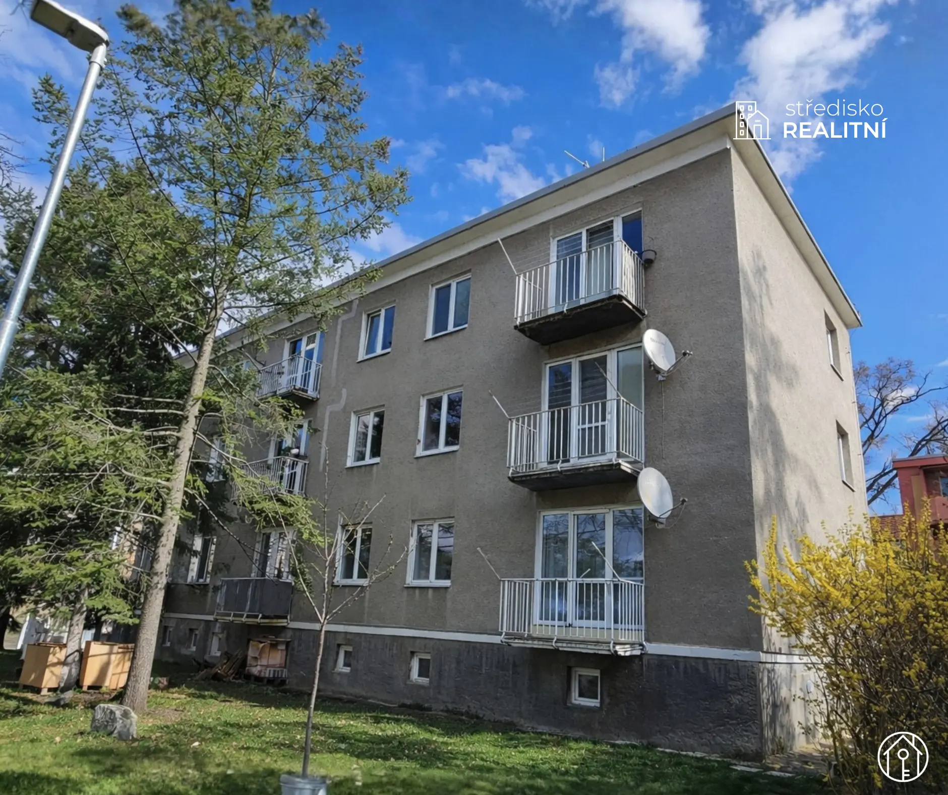  letecký boční pohled na dům v původním stavu (původní fasáda a zábradlí balkonů)