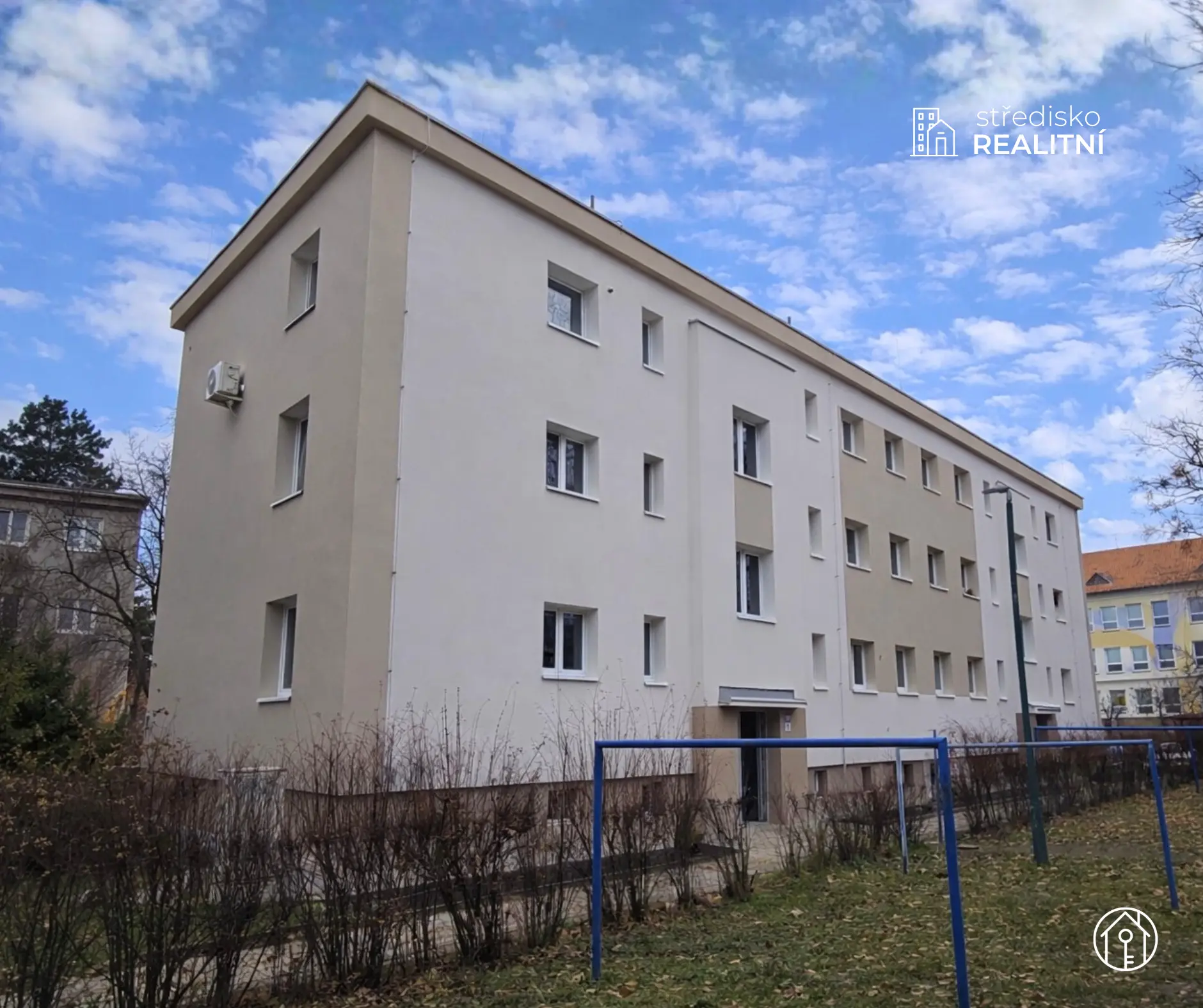 šikmý letecký pohled na dům po revitalizaci a zateplenou fasádou