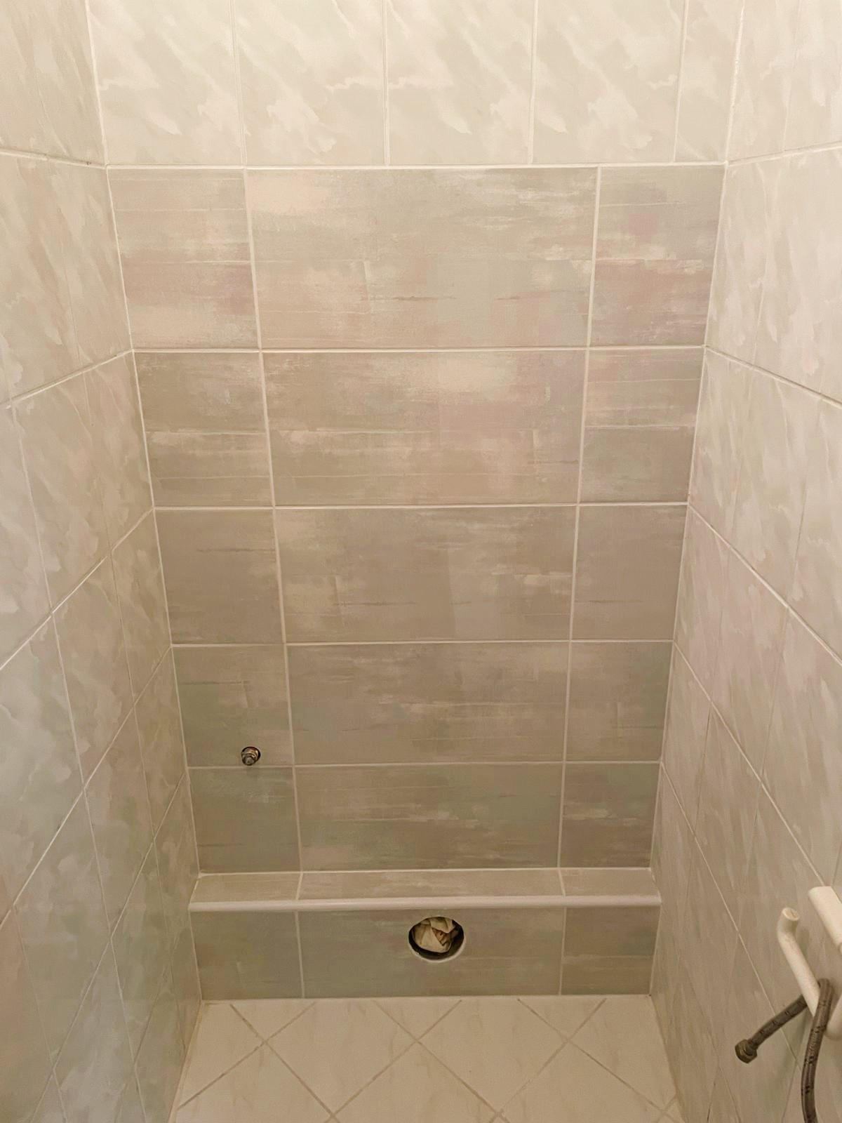 nově obložená šachta, příprava pro montáž WC.