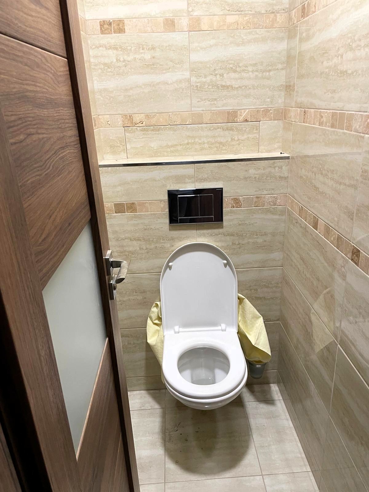 WC po rekonstrukci, nové obklady a závěsné WC.